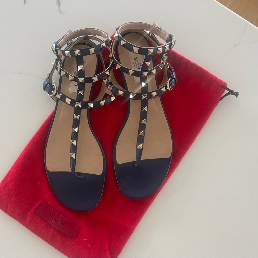 Valentino Garavani - Blue Rockstud Flat Leather T-Strap Thong Sandals - Size 39